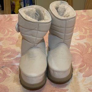 Khombu white chunky snow boots, size 7.